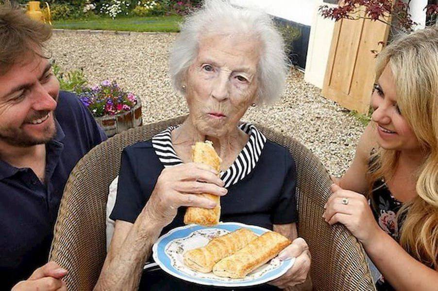 Столетняя британка назвала секретом долголетия сосиски в тесте