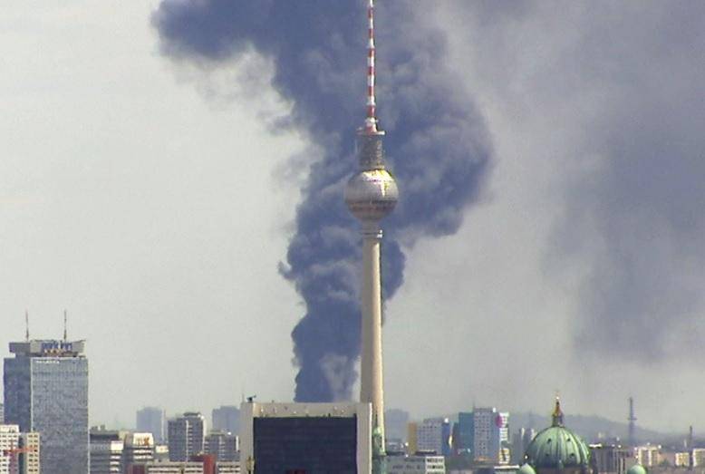 В Берлине загорелся крупнейший торговый центр (видео)