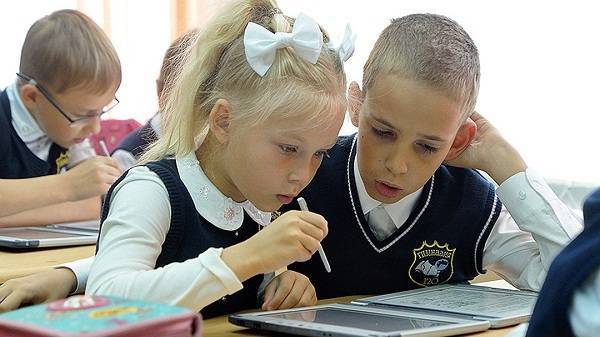 В России начали готовить запрет на телефоны в школах