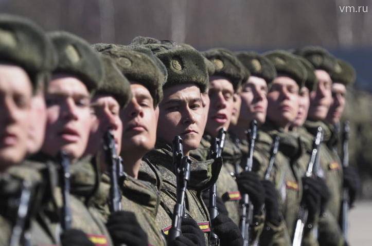 Оклады силовиков и военных в России повысят с октября 2019 года