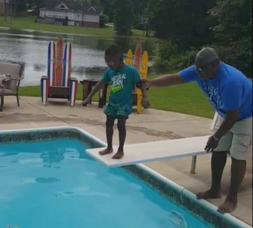 Вирусное видео с мальчиком, боявшимся воды, получило продолжение, от которого соцсети пришли в восторг