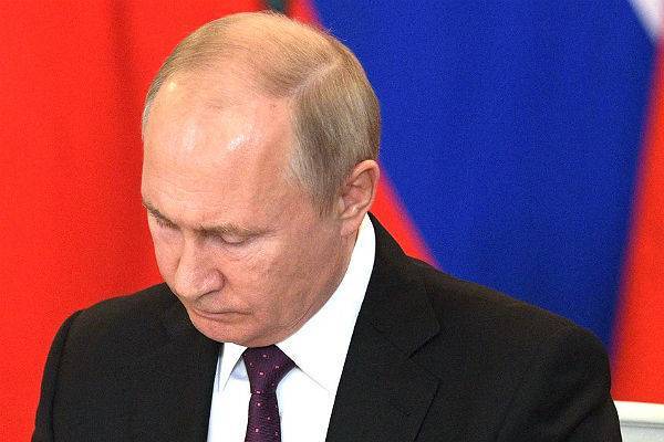 Путин посмертно присвоил четырем подводникам звания Героя России