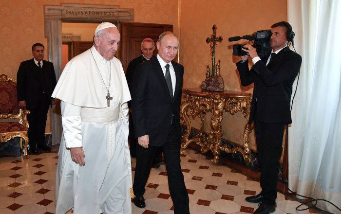 Расставили приоритеты - конфуз произошел на встрече Путина и папы Римского - видео