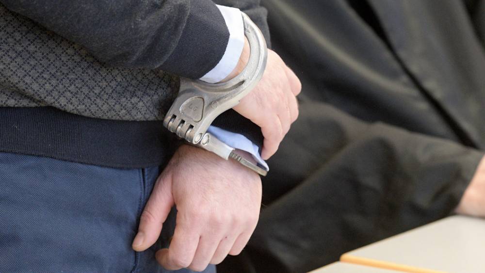 "14 лет стучал! 14!": Задержанного помощника уральского полпреда балаклава не спасла