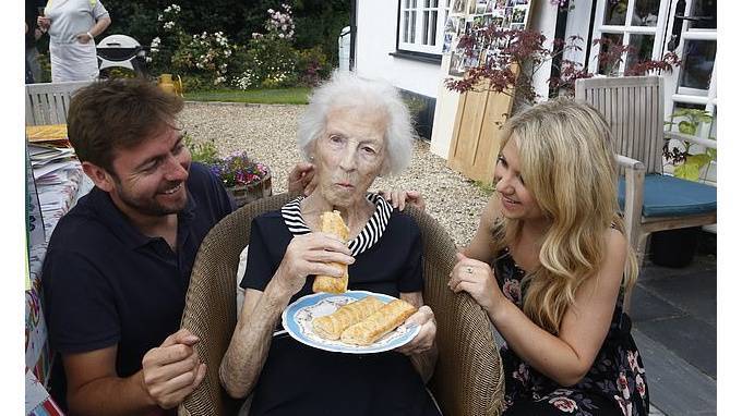 Столетняя британка назвала любимое блюдо секретом долголетия