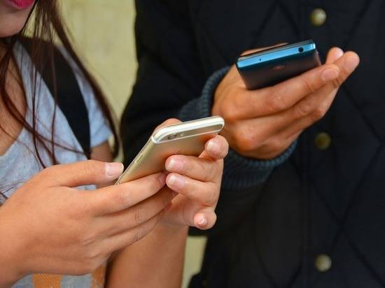 «Зависимость» от смартфонов увеличивает количество сексуальных партнеров, узнали ученые