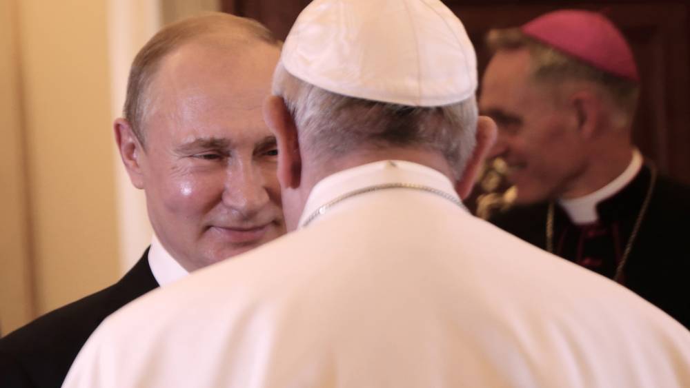 Путин не приглашал папу Римского в Россию. Ватикан высоко оценил заслуги России - Кремль