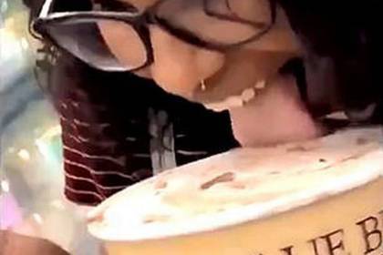 Лизнувшая мороженое в магазине девушка из вирусного ролика пойдет под суд