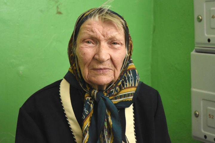 В Воронеже 84-летняя старушка живёт в подъезде, потому что никому не нужна - Новости Воронежа