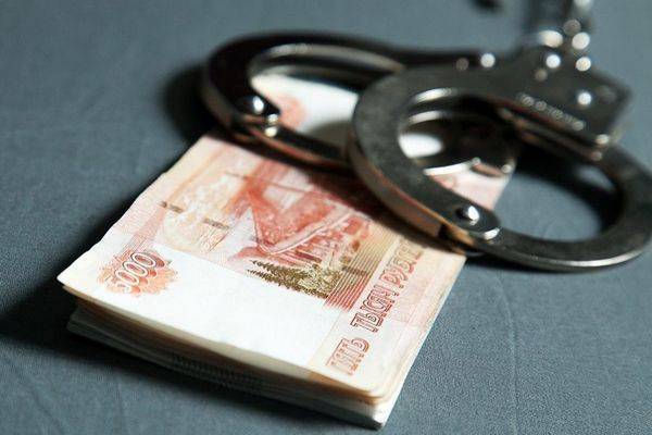 Полицейские Саратова снимали деньги с банковских карт задержанных