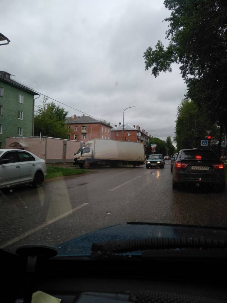 Два происшествия с грузовиками произошли сегодня на дорогах Глазова
