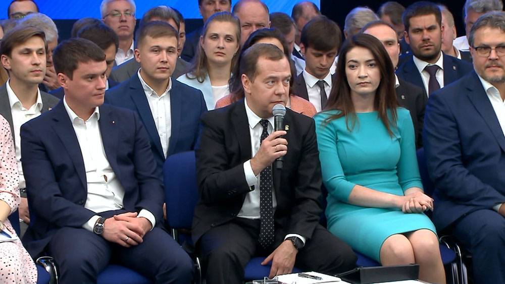 Медведев призвал активнее доносить до россиян суть нацпроектов