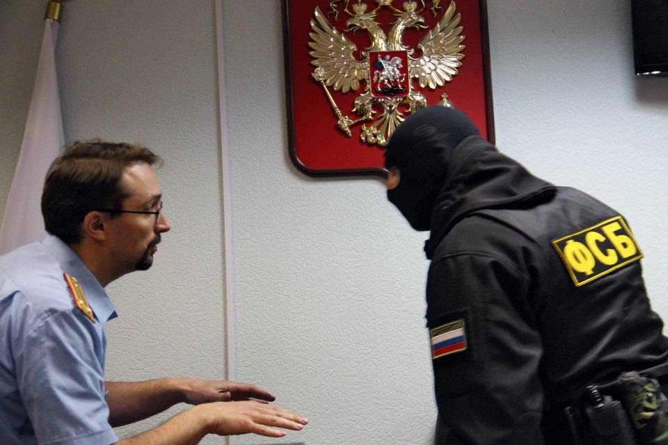Суд арестовал семерых сотрудников ФСБ до августа
