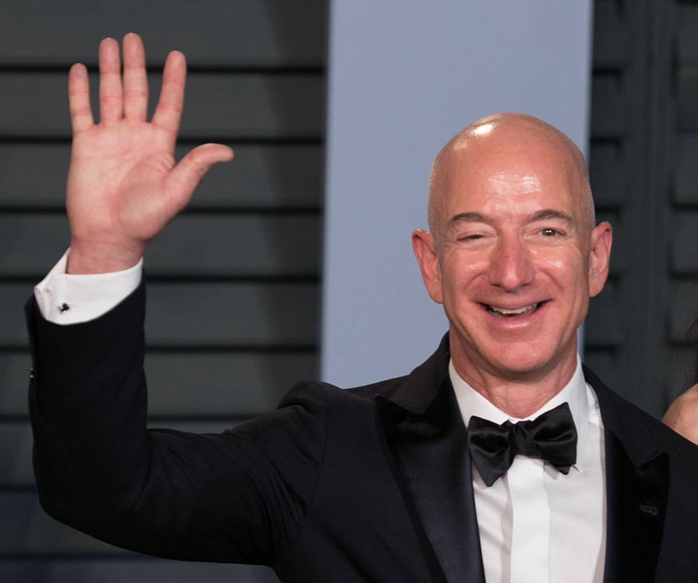 Глава Amazon при разводе оставил жене 4% акций компании. РЕН ТВ