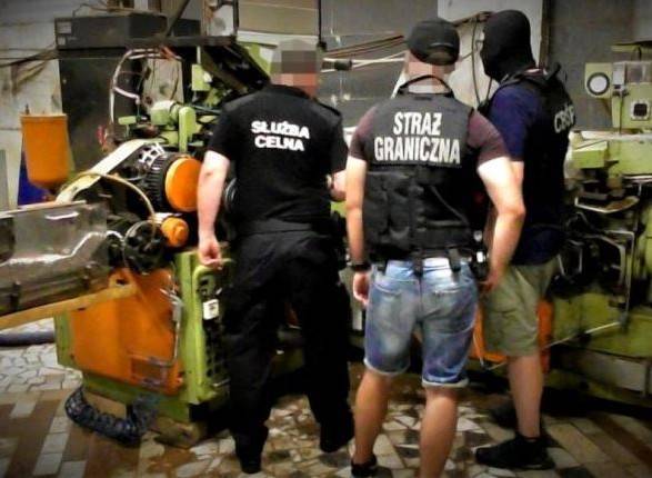 В Польше на нелегальной табачной фабрике задержали 12 рабочих-украинцев