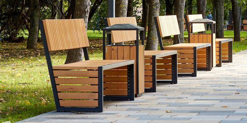 Новые скамейки и урны появятся во дворах района Строгино