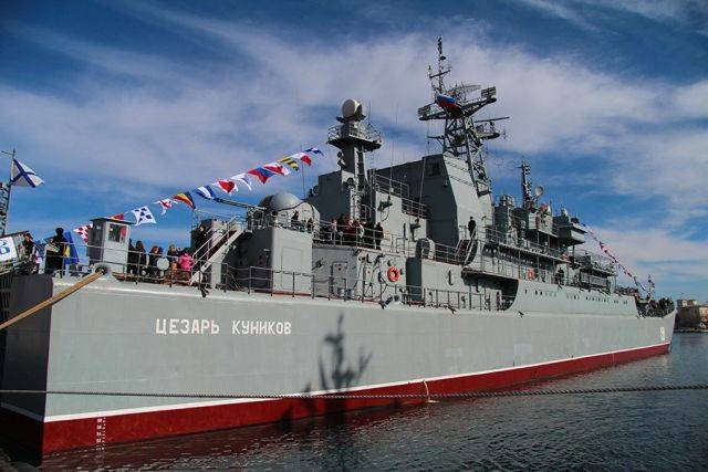 Российские военные начали учения в Черном море
