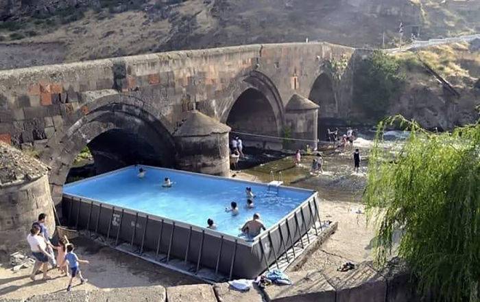 "Позорный" бассейн возле средневекового моста в армянском селе Ошакан демонтировали
