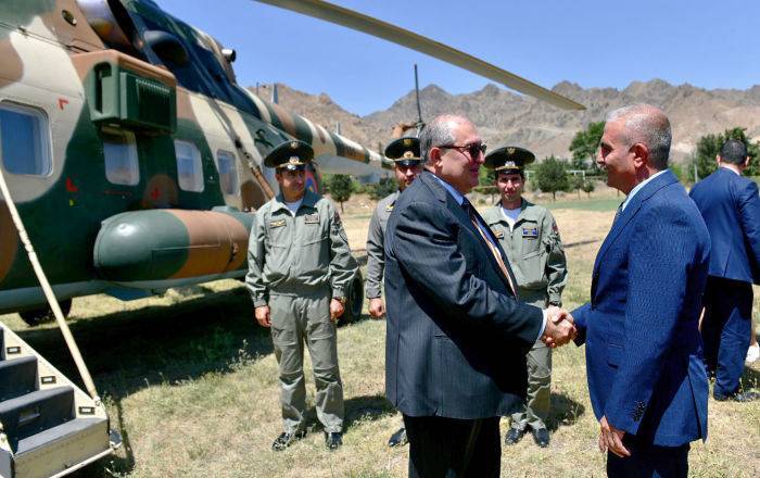 Президент Армении побывал на боевых позициях в Сюникской области