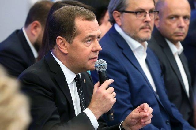 Медведев рассказал, какие услуги сможет оказывать правозащитный центр «ЕР»