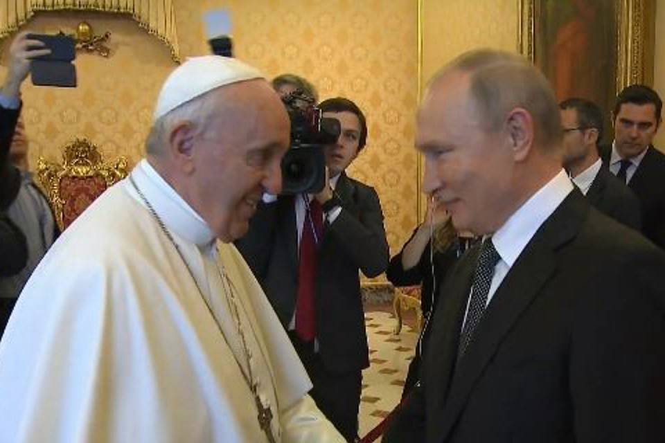 Путин получил медаль от Папы римского