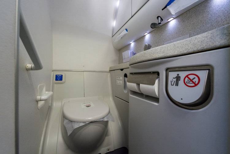 Пассажир самолета открыл дверь аварийного выхода, перепутав его с туалетом