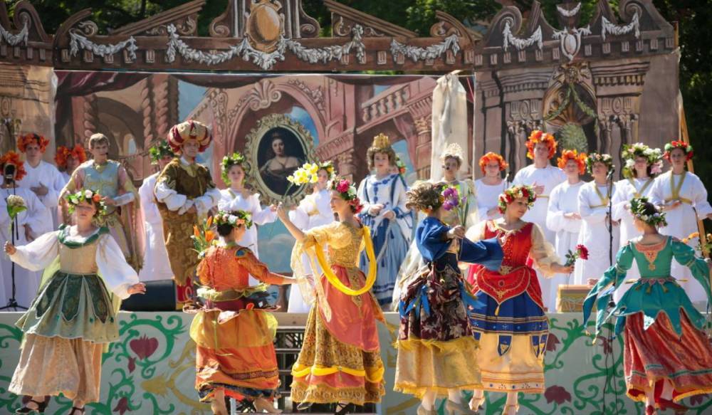 Горожан ждут на стилизованном празднике «Александрийская карусель» в Петергофе