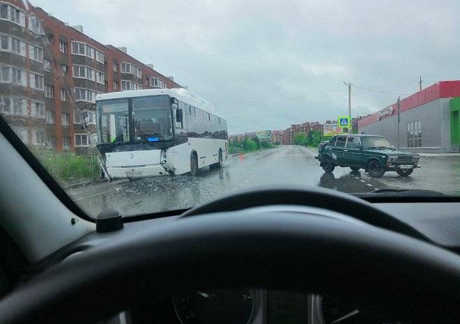 Под Рязанью столкнулись рейсовый автобус и ВАЗ-2103