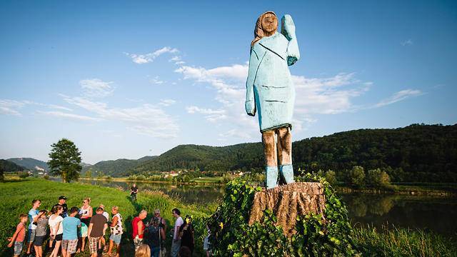 "Чучело или идол": Мелании Трамп поставили странную скульптуру в Словении