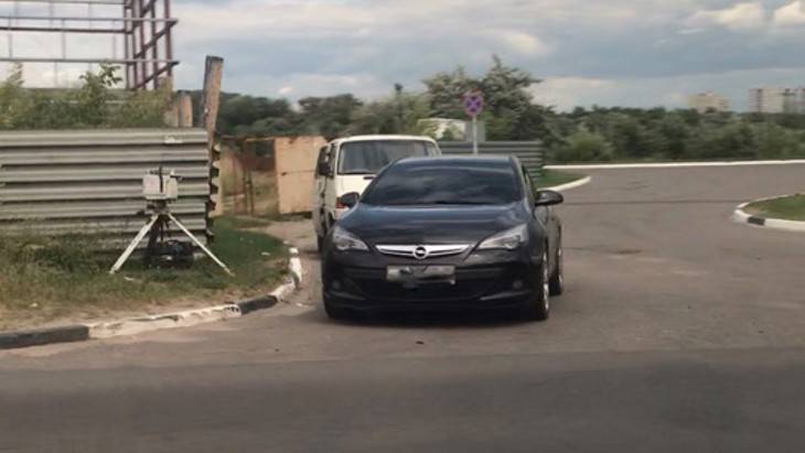 В Брянске автомобилистка перекрыла обзор дорожной фотоловушке