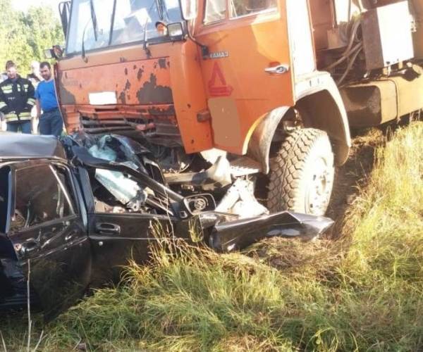 В Адыгее в жестком ДТП с «КамАЗом» погибли водитель и пассажир «Приоры»