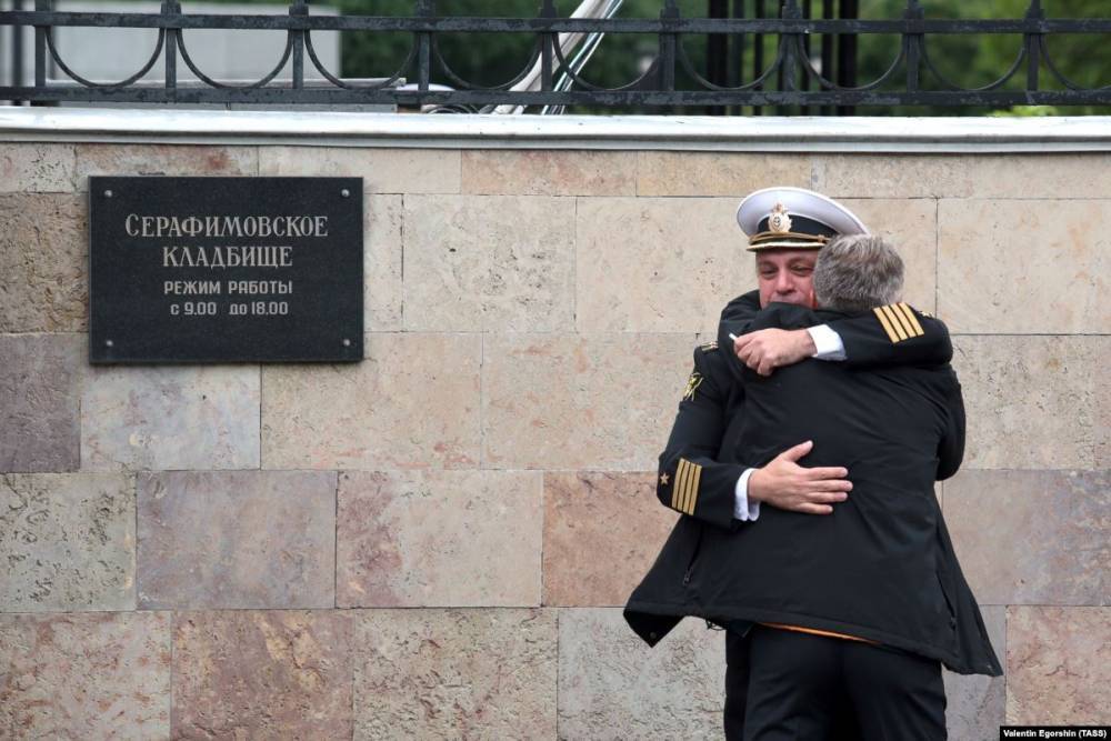 Погибших в Баренцевом море подводников похоронили в Петербурге