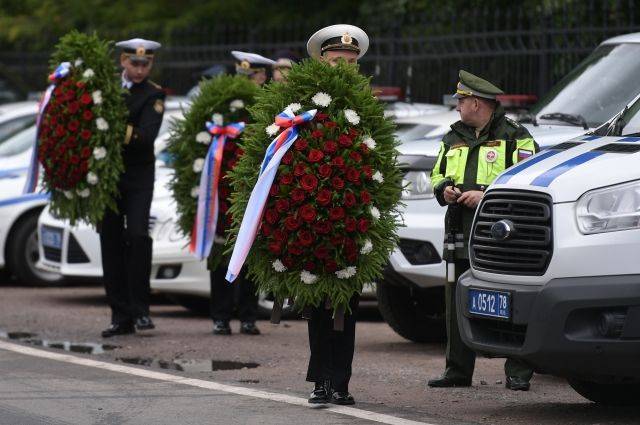 В Петербурге проходит закрытая церемония похорон погибших подводников