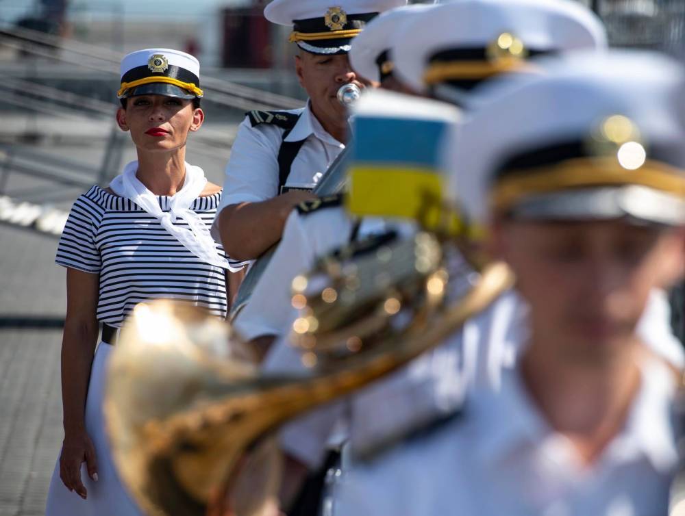 Минобороны Украины встретило эсминец США в Одессе песнями и плясками