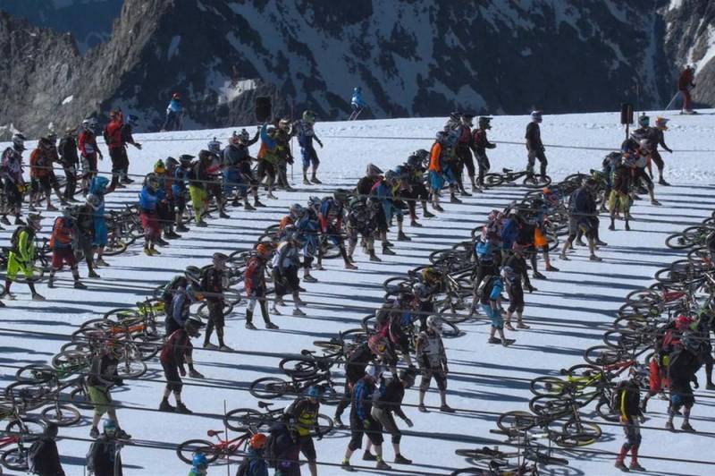 Опубликовано видео массового падения велосипедистов в Альпах