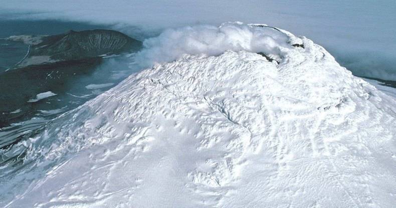 На острове среди снега обнаружено озеро раскаленной лавы