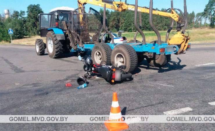 В Брагинском районе столкнулись трактор и мотоцикл. Есть пострадавшие
