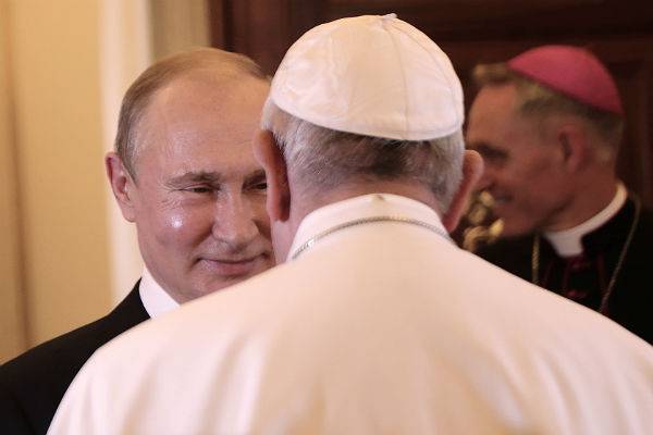 Папа Римский попросил Путина помолиться за него