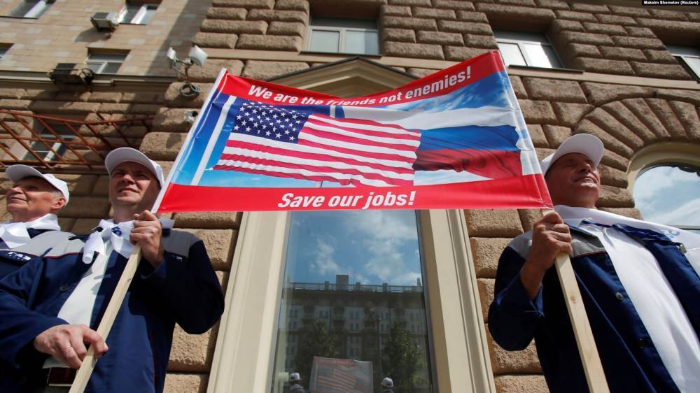 Путин врет: российские рабочие провели пикет у посольства США в Москве