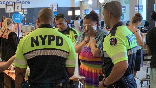 Полицейские Нью-Йорка вместо того, чтобы арестовать женщину, заплатили за продукты, которые она украла