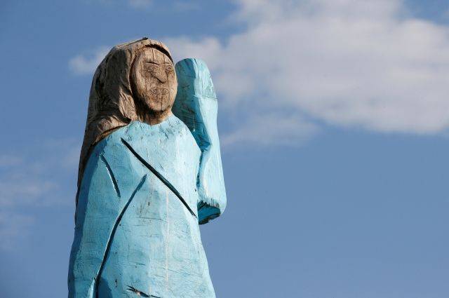 В Словении поставили деревянную статую Меланья Трамп