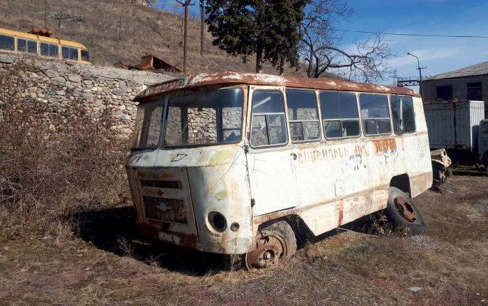 В Ереване рейсовый автобус скатился в овраг