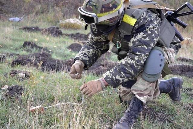Двое саперов ВСУ подорвались на собственных минах под Мариуполем | Новороссия