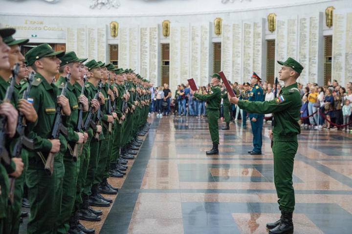 Около 150 преображенцев приняли военную присягу в Музее Победы
