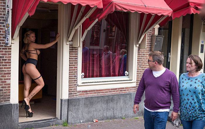 Баста, никаких ночных бабочек: мэр Амстердама собирается переместить улицу Красных фонарей