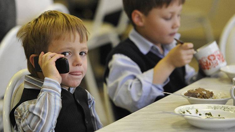 В России хотят запретить пользоваться мобильными телефонами в школах