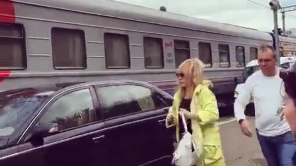 Фанаты осудили Пугачеву за то, что она подъехала на машине к перрону