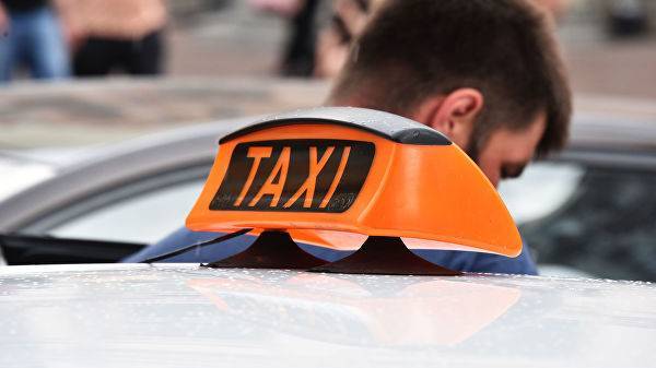 Травил и грабил пассажиров: в Москве задержан таксист