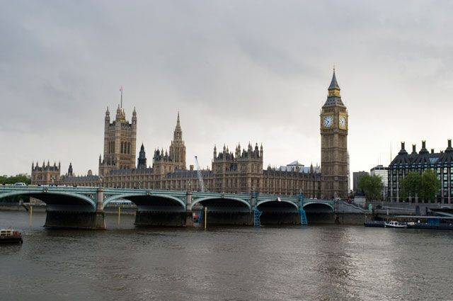 Судно с туристами врезалось в Вестминстерский мост в Лондоне