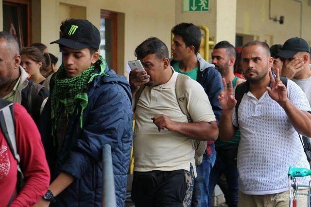 Судно с мигрантами вошло в порт Лампедузы вопреки запрету властей